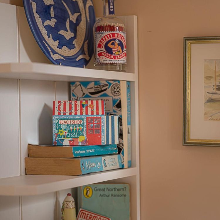 Archivist Gallery Matches Seaside Shop House lucifers () - Panache (Koksijde)