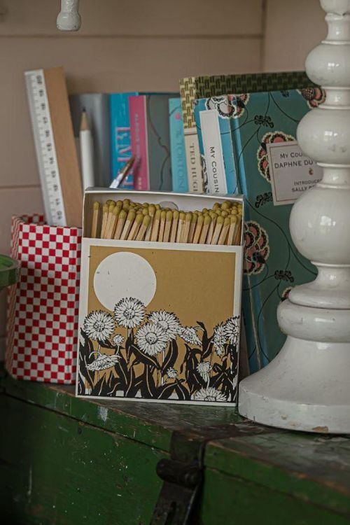 Archivist Gallery Matches Sunflower Fields lucifers vierkant () - Panache (Koksijde)