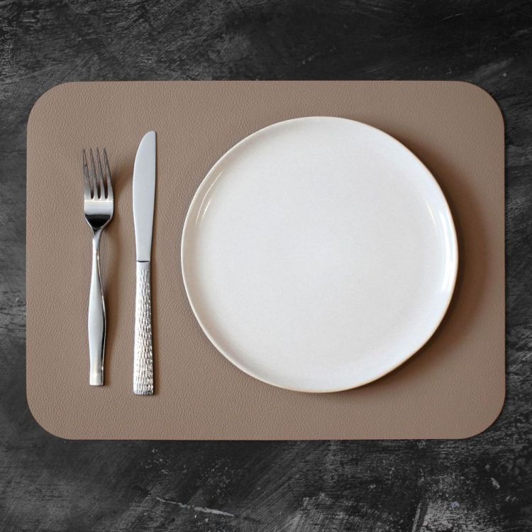 Freeform Set 2 vegan leren placemats 46x33cm - omkeerbaar (Taupe / Sable) - Panache (Koksijde)
