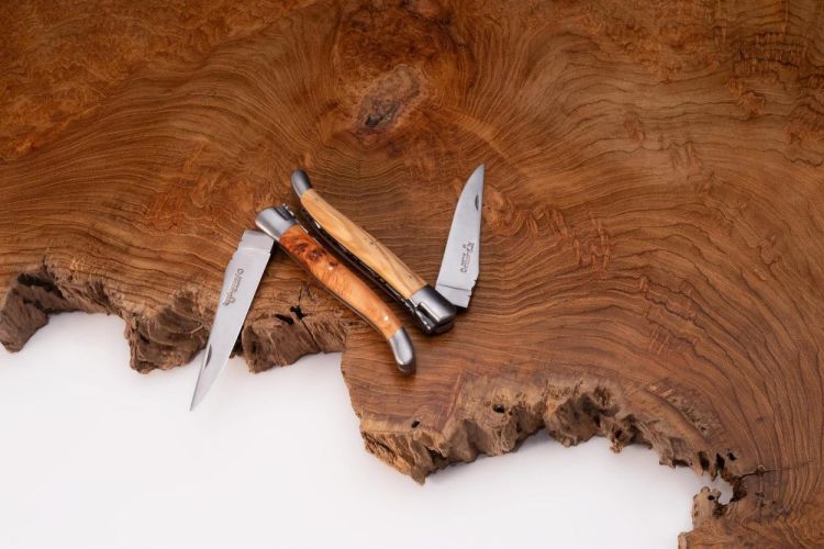 Laguiole en Aubrac Vouwmes 12cm Juniper wood matt stainless steel bolsters () - Panache (Koksijde)