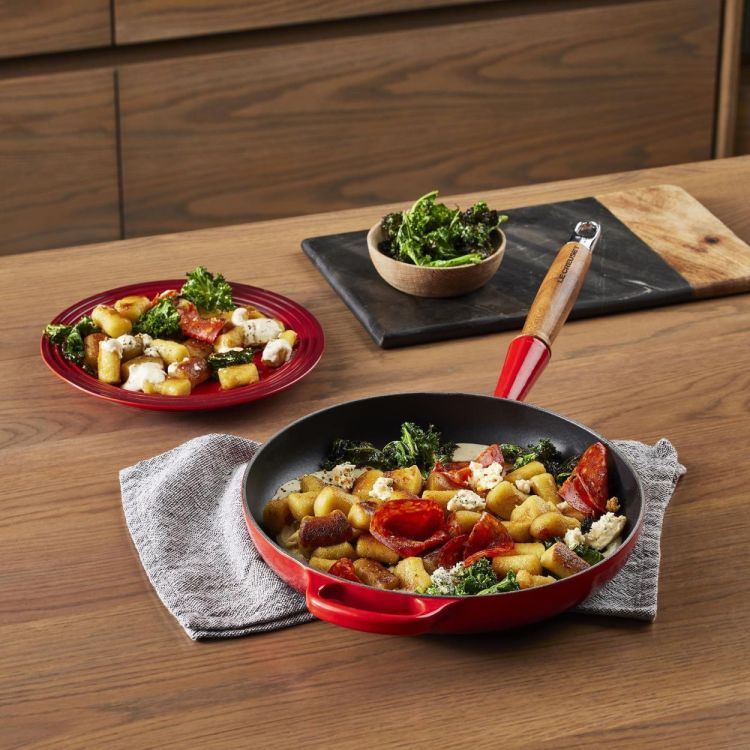 Le Creuset Pan met houten steel 26cm Kersenrood (Kersenrood) - Panache (Koksijde)