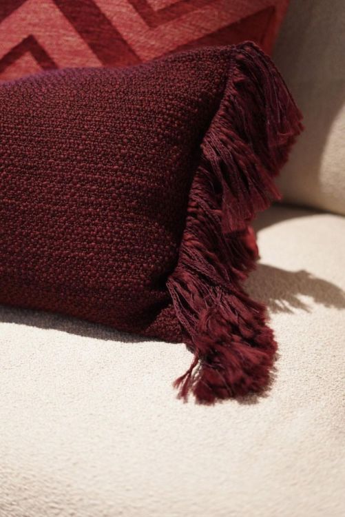 Omar Antwerp Adrian burgundy kussen 40x60 + vulling () - Panache (Koksijde)