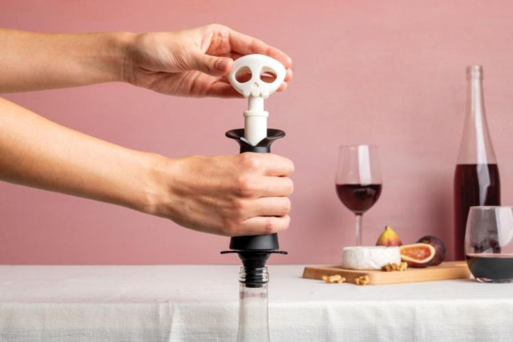 Ototo Design Spookelier - vacuümpomp met wijnstoppers (Zwart) - Panache (Koksijde)