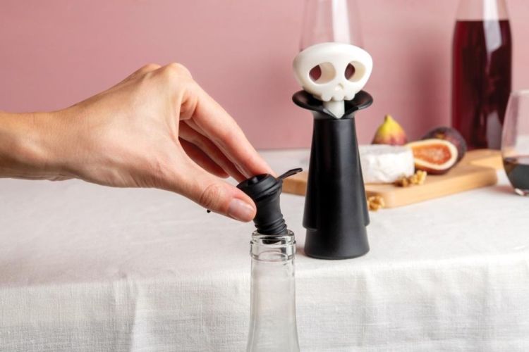 Ototo Design Spookelier - vacuümpomp met wijnstoppers (Zwart) - Panache (Koksijde)