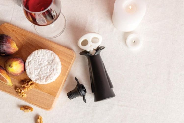 Ototo Design Spookelier - vacuümpomp met wijnstoppers (Zwart) - Panache (Koksijde)