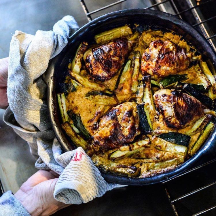 Pascale Naessens Plat à four rond XL 31cm
<F>Cuisiner de délicieux plats dans de la belle céramique relève du romantisme! La première ligne de service de table de Pascale Naessens ‘Pure’ incarne l’authenticité et la chaleur nées de lignes organiques et de matériaux  (Zwart) - Panache (Koksijde)