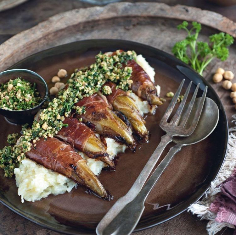 Pascale Naessens Assiette ronde 20.5cm
<F>Cuisiner de délicieux plats dans de la belle céramique relève du romantisme! La première ligne de service de table de Pascale Naessens ‘Pure’ incarne l’authenticité et la chaleur nées de lignes organiques et de matériaux nat (Grijs) - Panache (Koksijde)