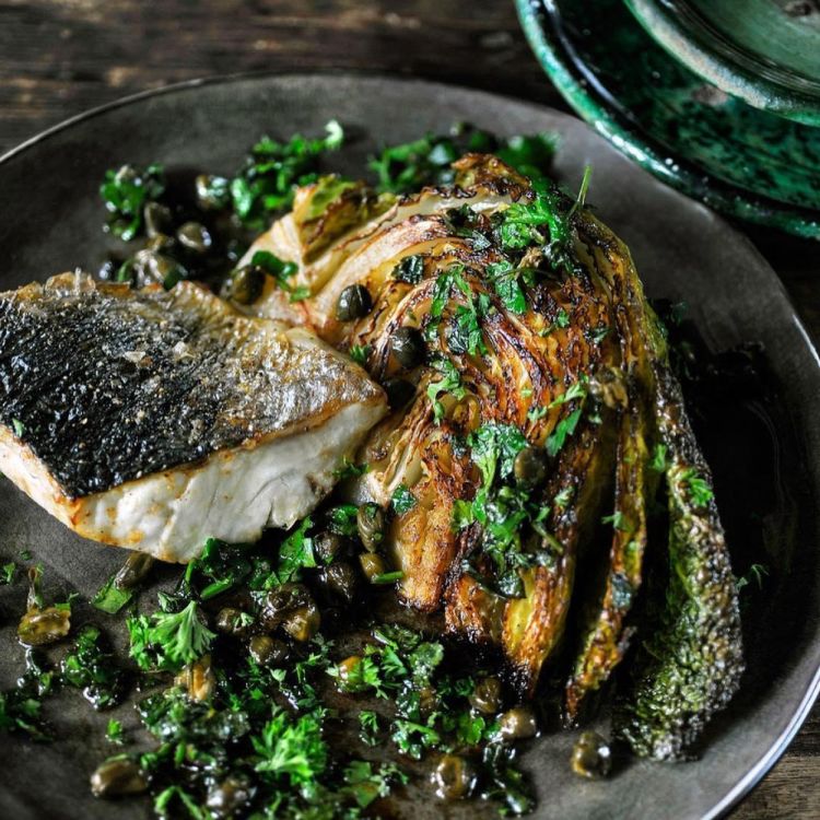 Pascale Naessens Assiette ronde 20.5cm
<F>Cuisiner de délicieux plats dans de la belle céramique relève du romantisme! La première ligne de service de table de Pascale Naessens ‘Pure’ incarne l’authenticité et la chaleur nées de lignes organiques et de matériaux nat (Grijs) - Panache (Koksijde)