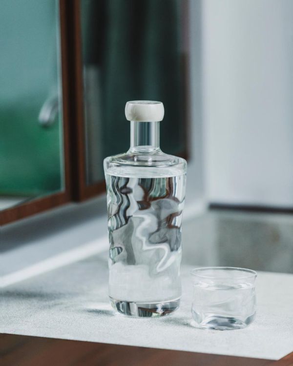 Paveau Glassware Swirl waterfles met draaidop 750ml (Wave) - Panache (Koksijde)