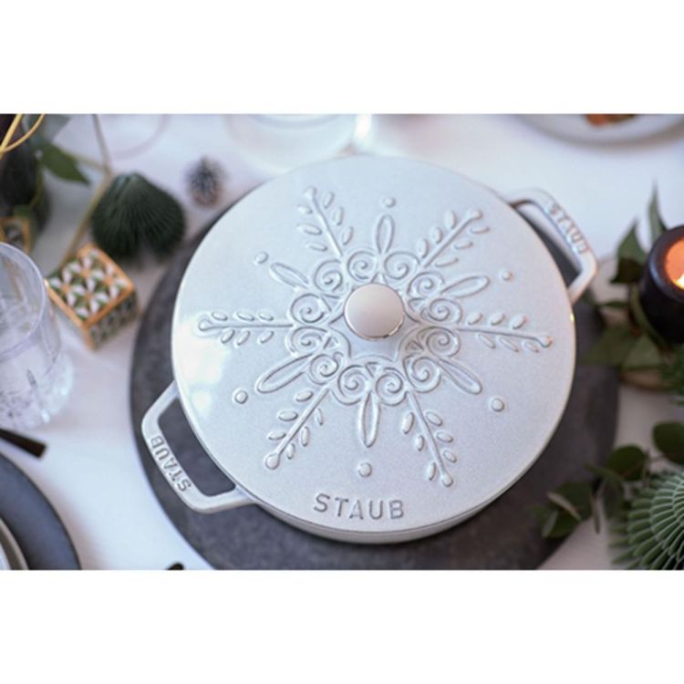 Staub Cocotte Snowflake 24cm / 3.6l (White Truffle) - Panache (Koksijde)