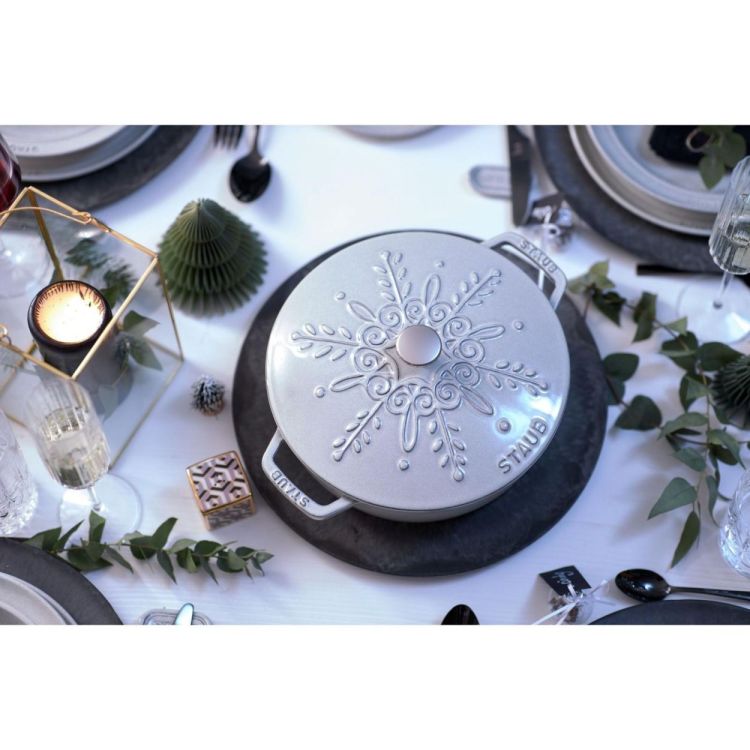 Staub Cocotte Snowflake 24cm / 3.6l (White Truffle) - Panache (Koksijde)
