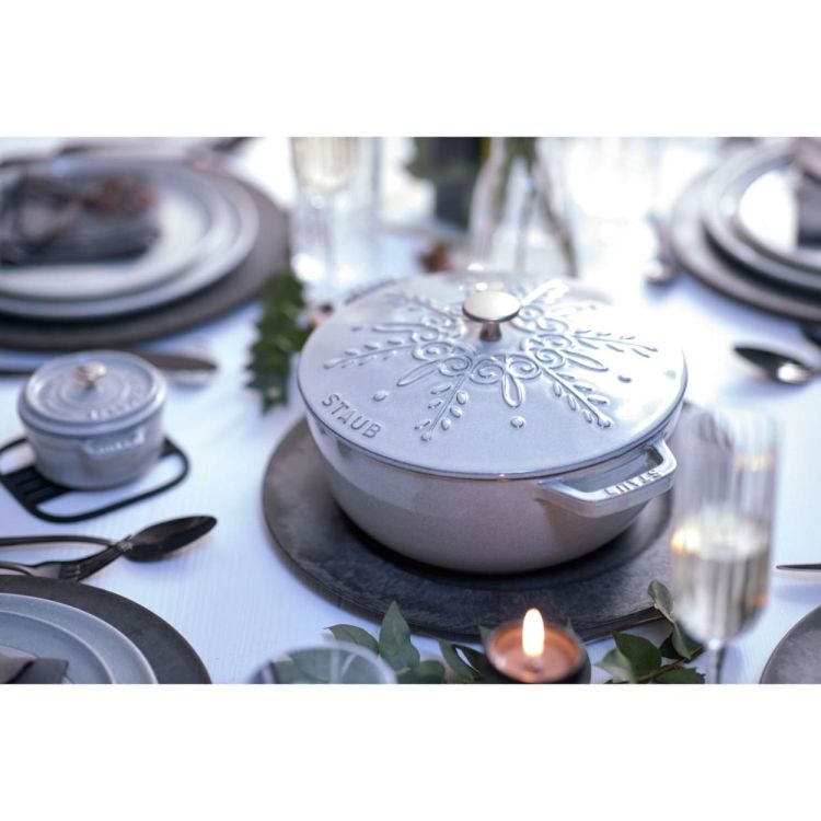 Staub Cocotte Snowflake 24cm / 3.6l (White Truffle) - Panache (Koksijde)