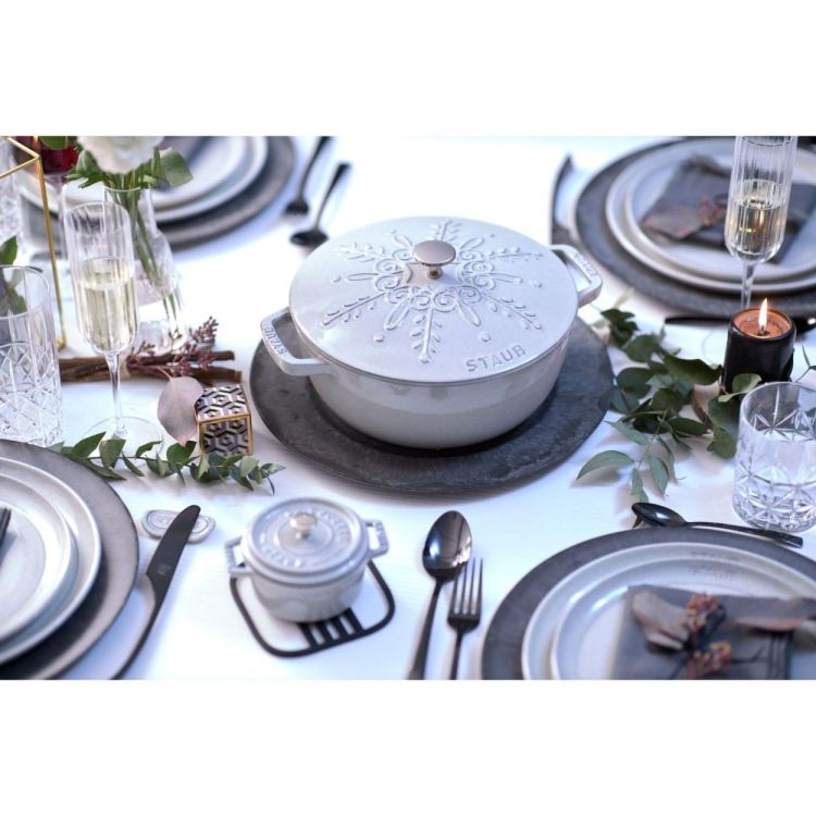 Staub Cocotte Snowflake 24cm / 3.6l (White Truffle) - Panache (Koksijde)
