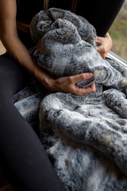 Waro by Plaids Cocooning Plaid Fausse Fourrure Frisson sombre 150x200cm (Sombre) - Panache (Koksijde)